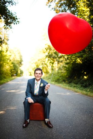 Фотосессия жениха: крупный воздушный шар