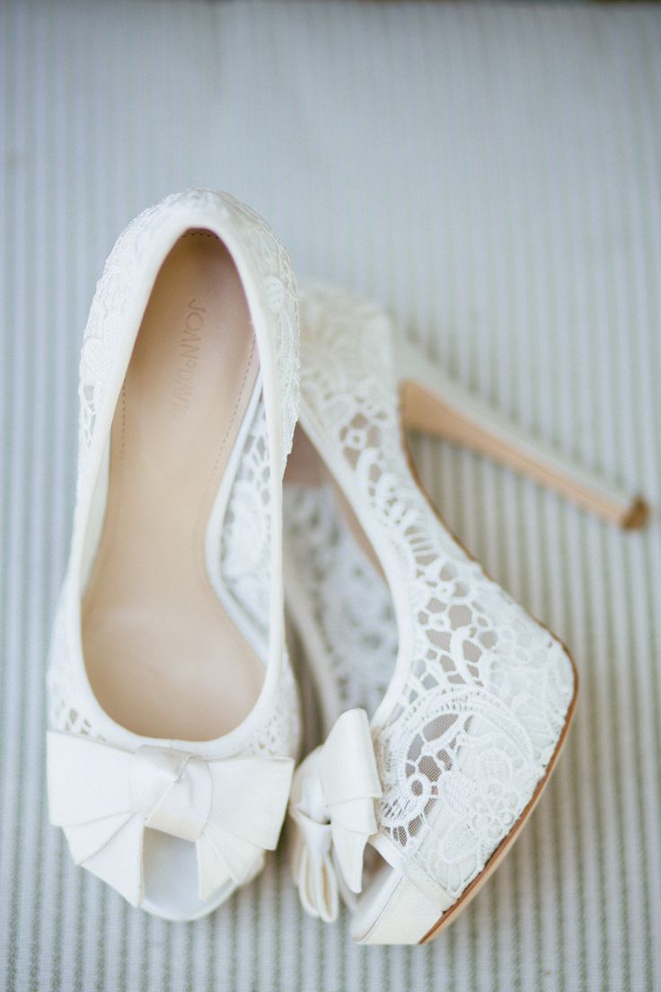 Туфли невесты с открытым носом