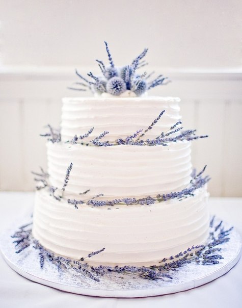 Свадебный торт с веточками лаванды