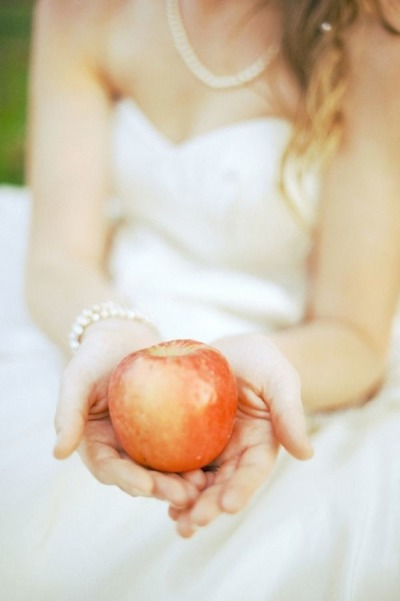 Яблоко как деталь свадебной фотосессии