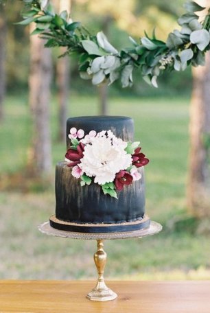 Свадебный торт с крупным цветком