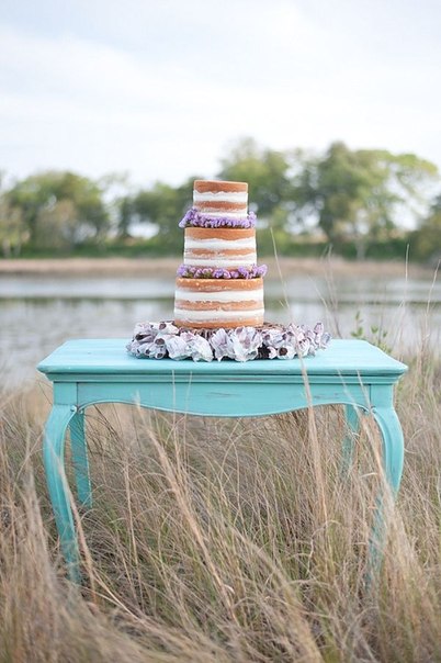 Свадебный торт в поле
