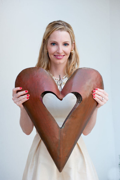 Деталь свадебной фотосессии - деревянное сердце