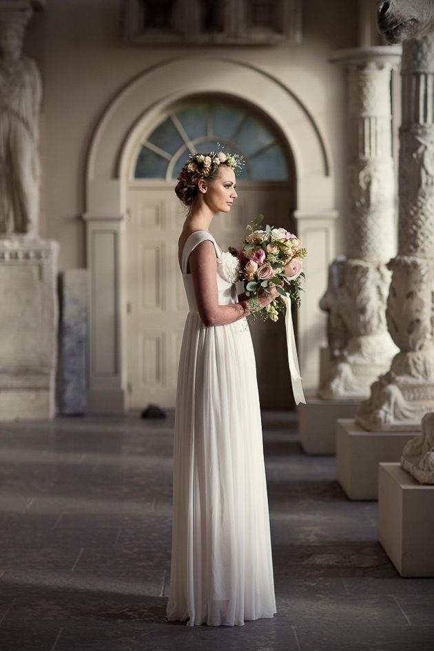 Образ невесты: платье в античном стиле и венок