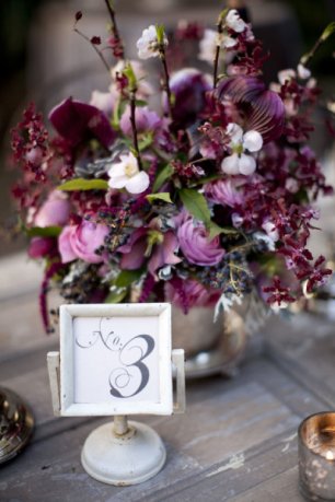 Номер стола возле вазы с цветами