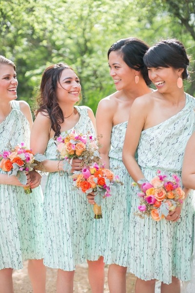 Подружки невесты в платьях с цветным принтом