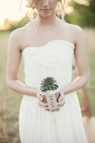 Невеста с банкетной карточкой в виде горшочка с суккулентом