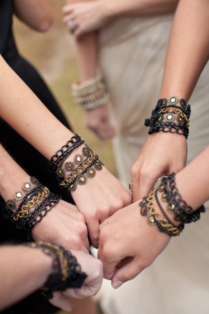 Одинаковые браслеты для подружек невесты
