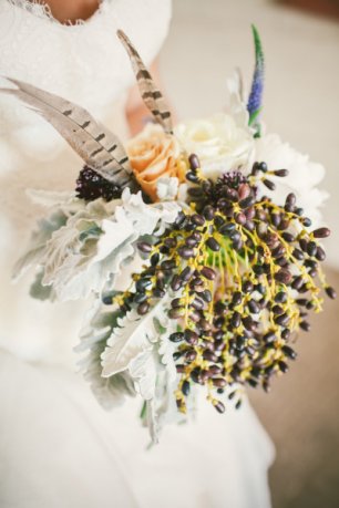 Оригинальный букет невесты, декорированный перьями