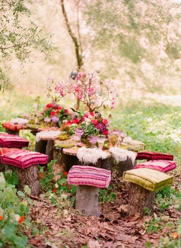 банкетный стол в рустикальном стиле, цветы в декоре