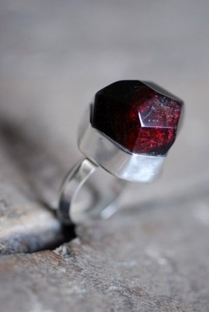 Кольцо с камнем необычной огранки