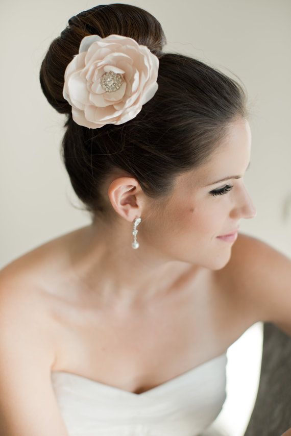 Тканевый цветок - аксессуар на голову для невесты