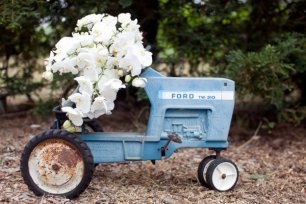 Интересный декор для фотосессии - старый трактор с цветами