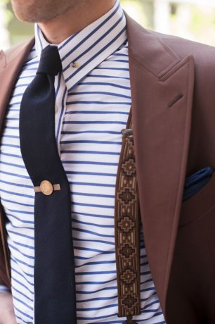 Детали образа жениха: рубашка с горизонтальным принтом и заколка для галстука