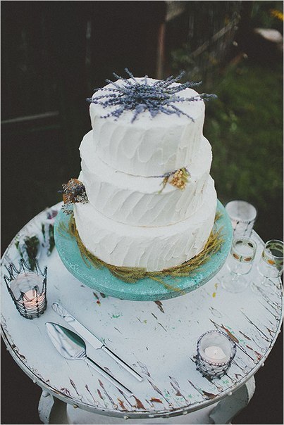 Свадебный торт, украшенный веточками лаванды