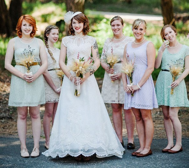 Подружки невесты в платьях одной цветовой гаммы