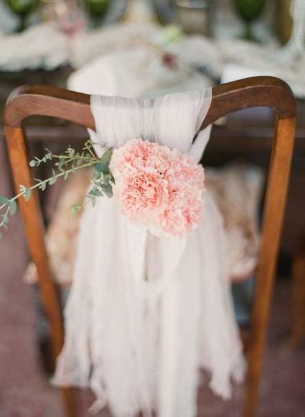 Декор стула тканью и цветком