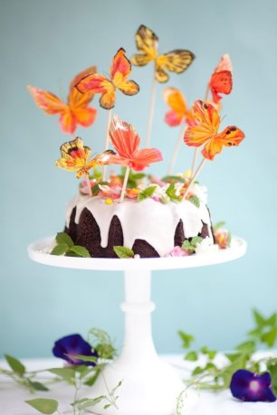 Свадебный торт с декором в виде бабочек