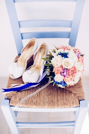 Свадьба для двоих на Санторини, туфли и букет невесты