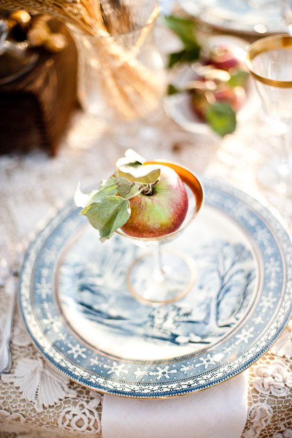 Сервировка стола: вазочка с яблоком