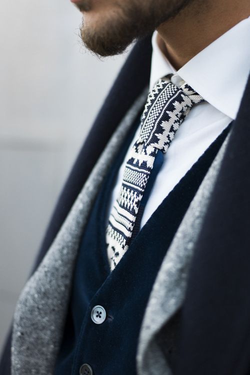 Костюм-тройка жениха и галстук с необычным принтом