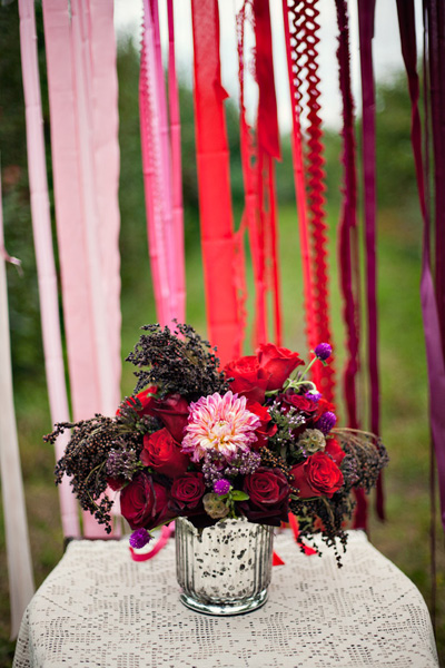 Красный цвет в декоре свадьбы: букет невесты