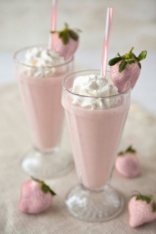 Молочный коктейль с клубникой нежно-розового цвета