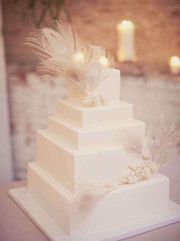 Свадебный торт украшенный перьями
