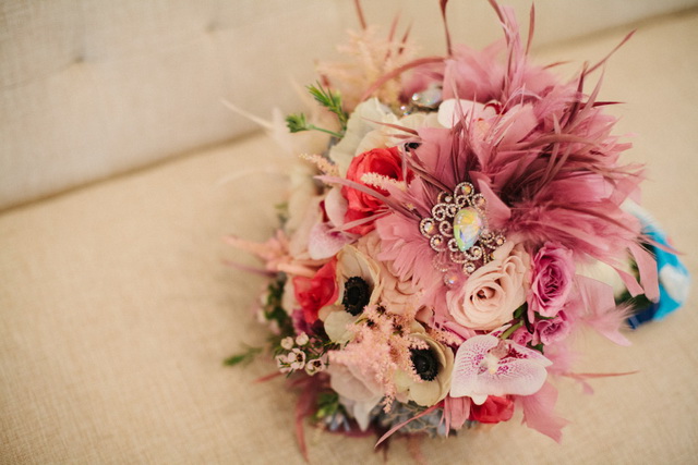 Свадебный букет невесты из разнообразных цветов и перьев