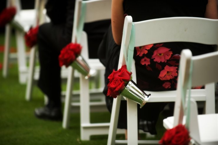 Декор стульев розами