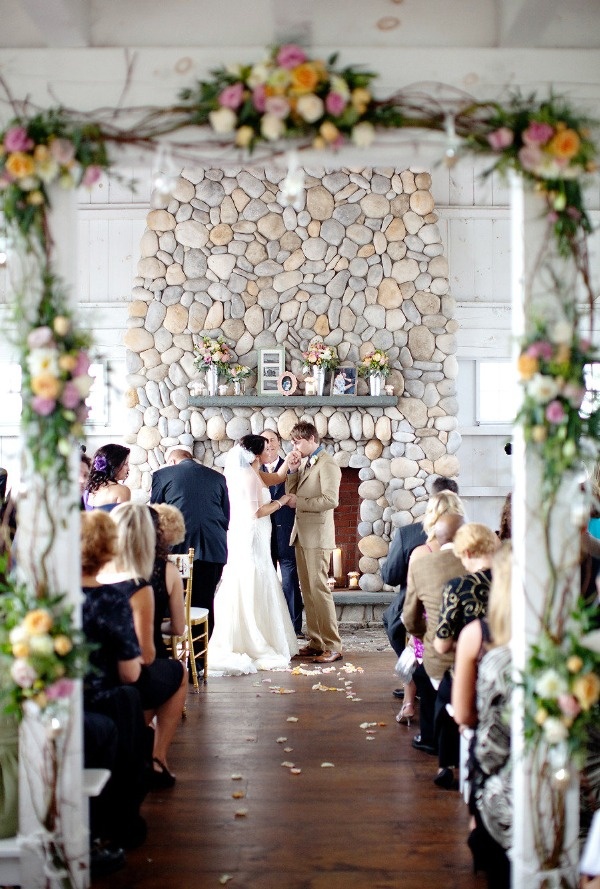 Камин в интерьере свадебной церемонии