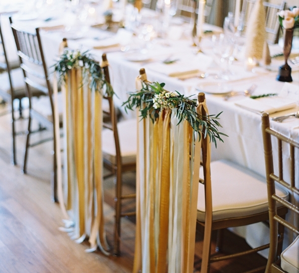 Стулья, украшенные лентами, в декоре свадебного стола