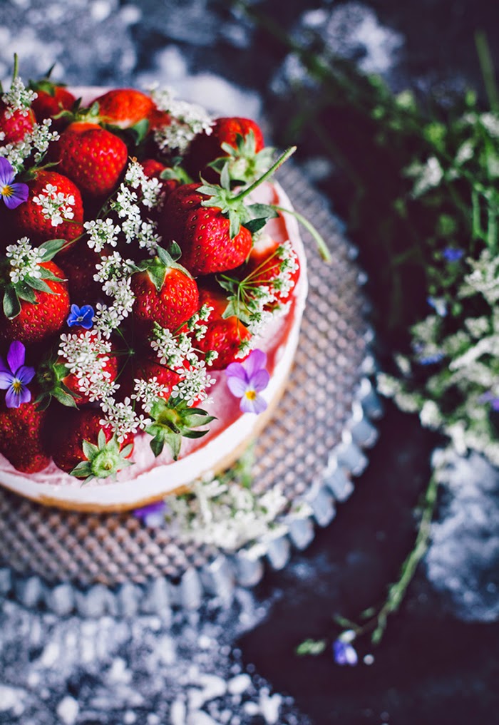 Свадебный торт, украшенный клубникой и полевыми цветами