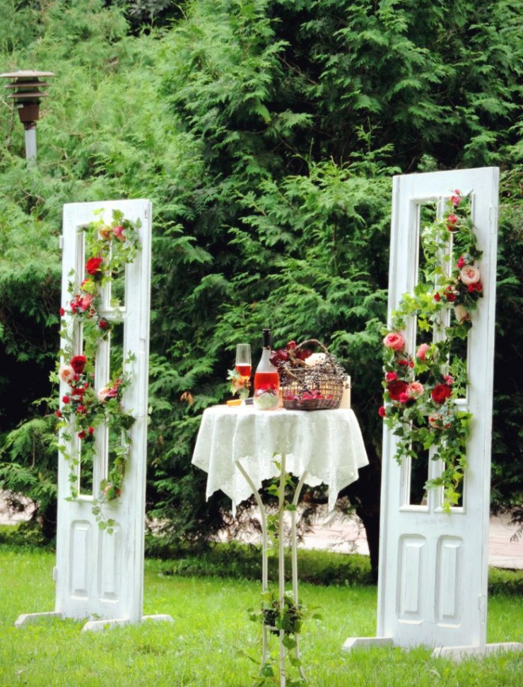 Двери в декоре свадебной фотосессии