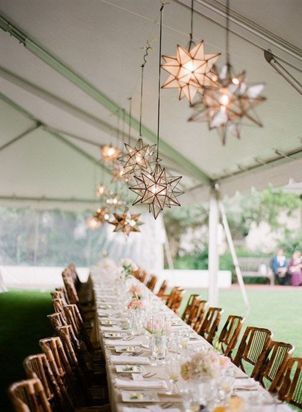 Светильники в виде звезд в декоре свадебного торжества