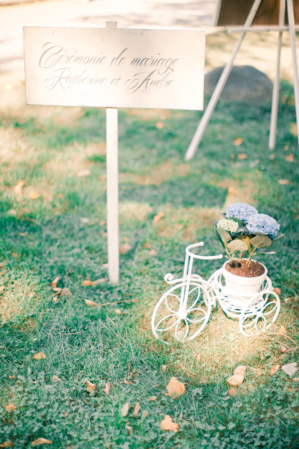 Табличка-указатель и маленький декоративный велосипед, украшенный цветами