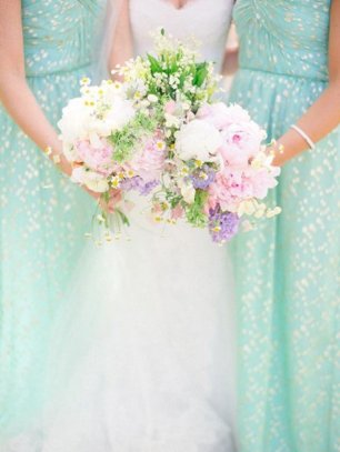 Подружки невесты в платьях мятного цвета