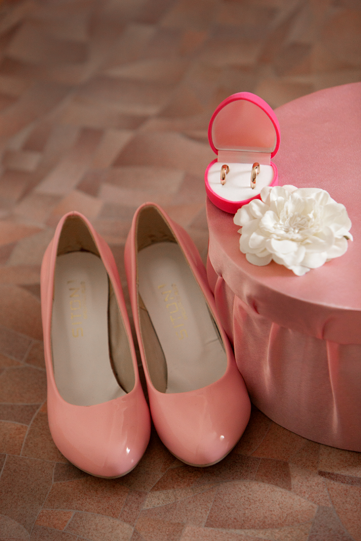 Лаковые туфли невесты, цветок и обручальные кольца в коробочке