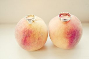 Обручальные кольца, Кольца на персиках