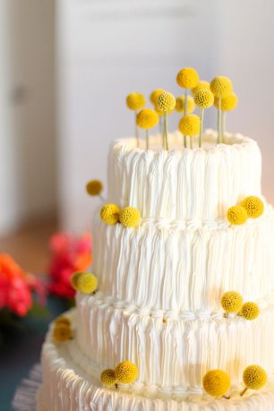 Свадебный торт, украшенный цветами краспедии