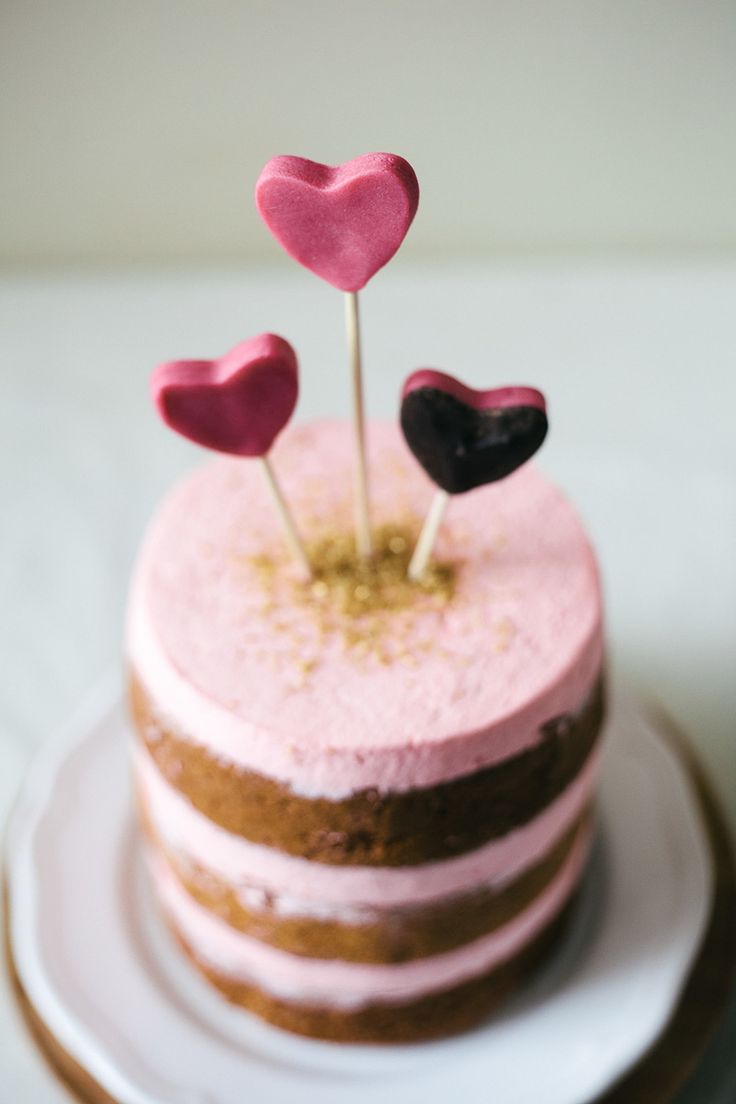 Маленький бисквитный торт, украшенный сердечками