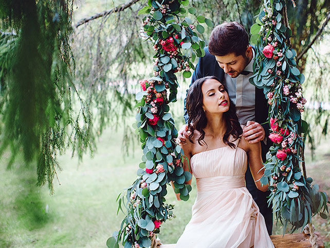 Осенняя свадьба в цвете марсала, качели, жених и невеста