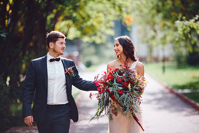 Осенняя свадьба в цвете марсала, жених и невеста, прогулка