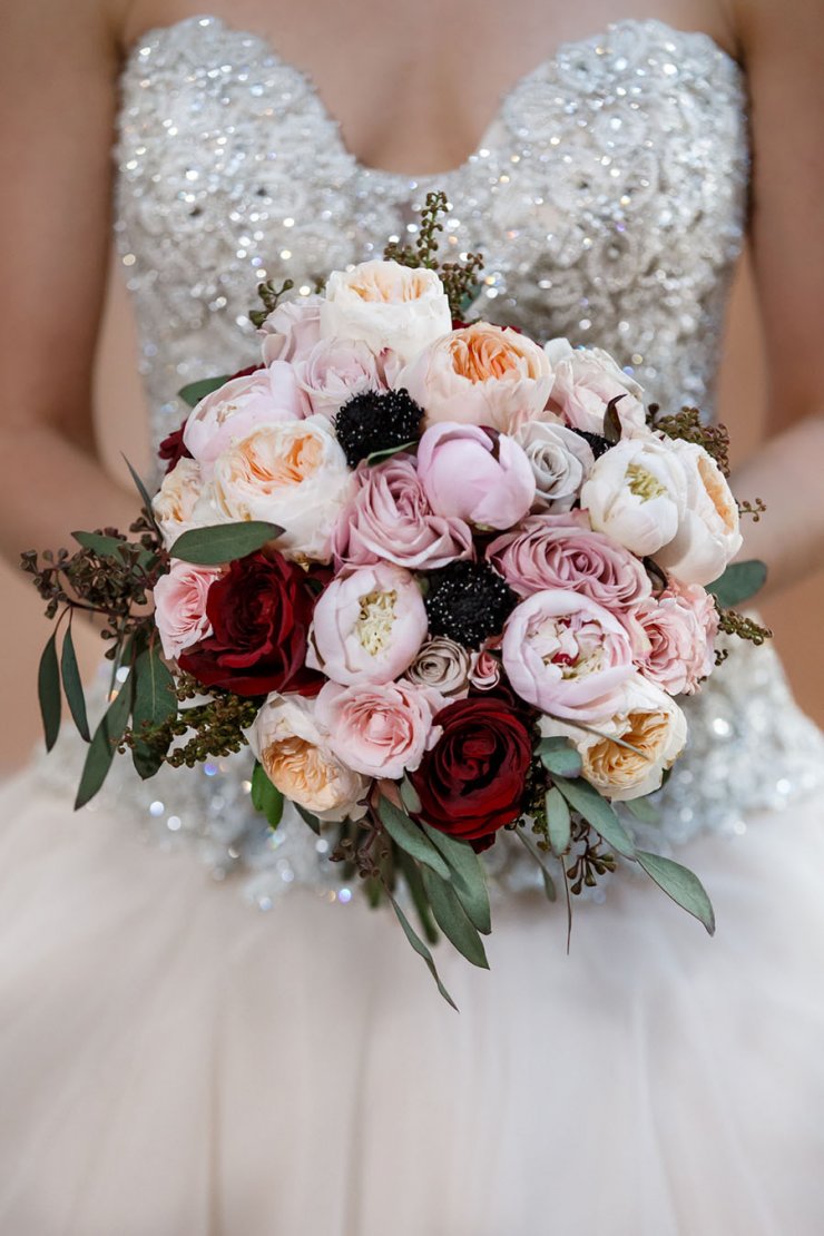 Букет невесты с цветами различных тонов