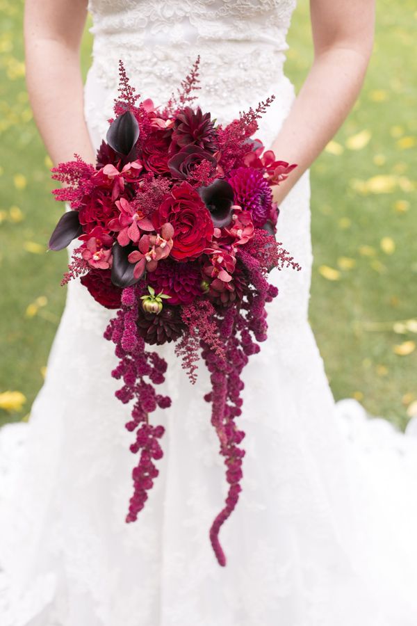 Букет невесты насыщенных бордовых  цветов