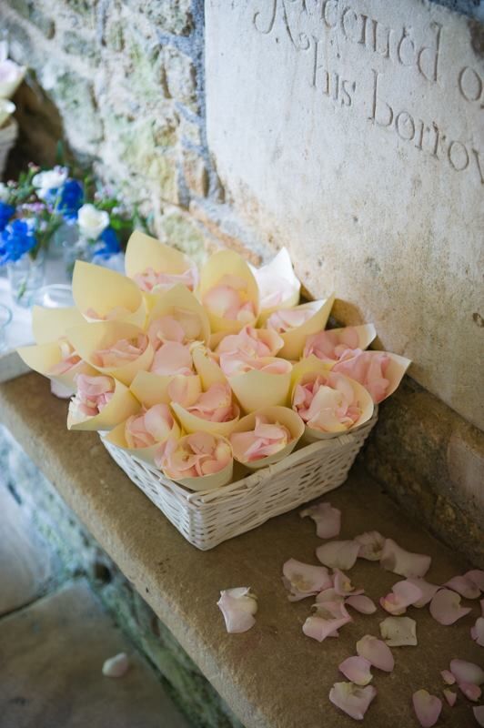 Кулечки с лепестками роз на свадьбу