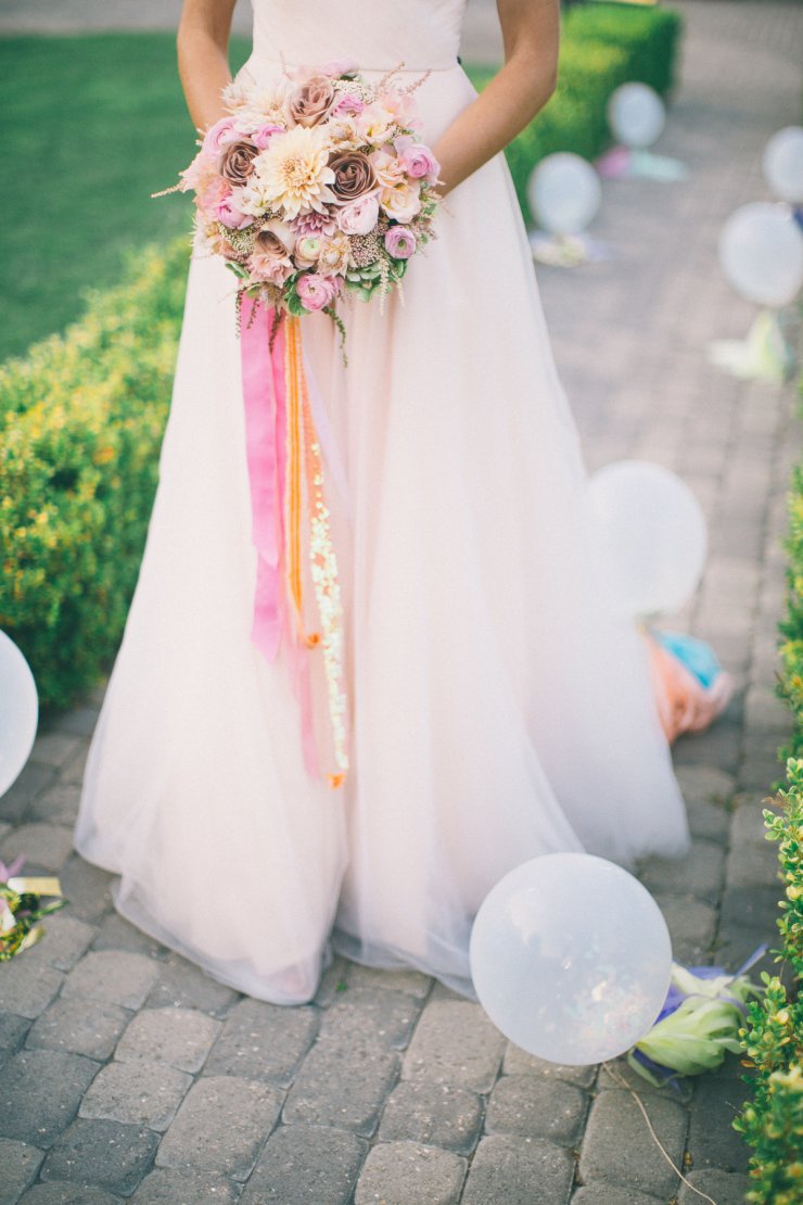 Букет невесты, украшенный длинными лентами