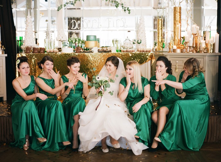 Подружки невесты в платьях изумрудного цвета