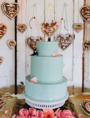 Милый свадебный торт с фигурками жениха и невесты