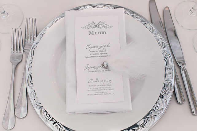 Роскошная белоснежная свадьба, сервировка стола